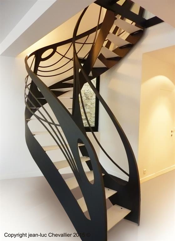 Cet escalier design débillardé en métal d'inspiration Art Nouveau est une création
