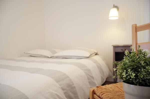 Une chambre toute simple mais ambiance épurée pour dormir serreinement