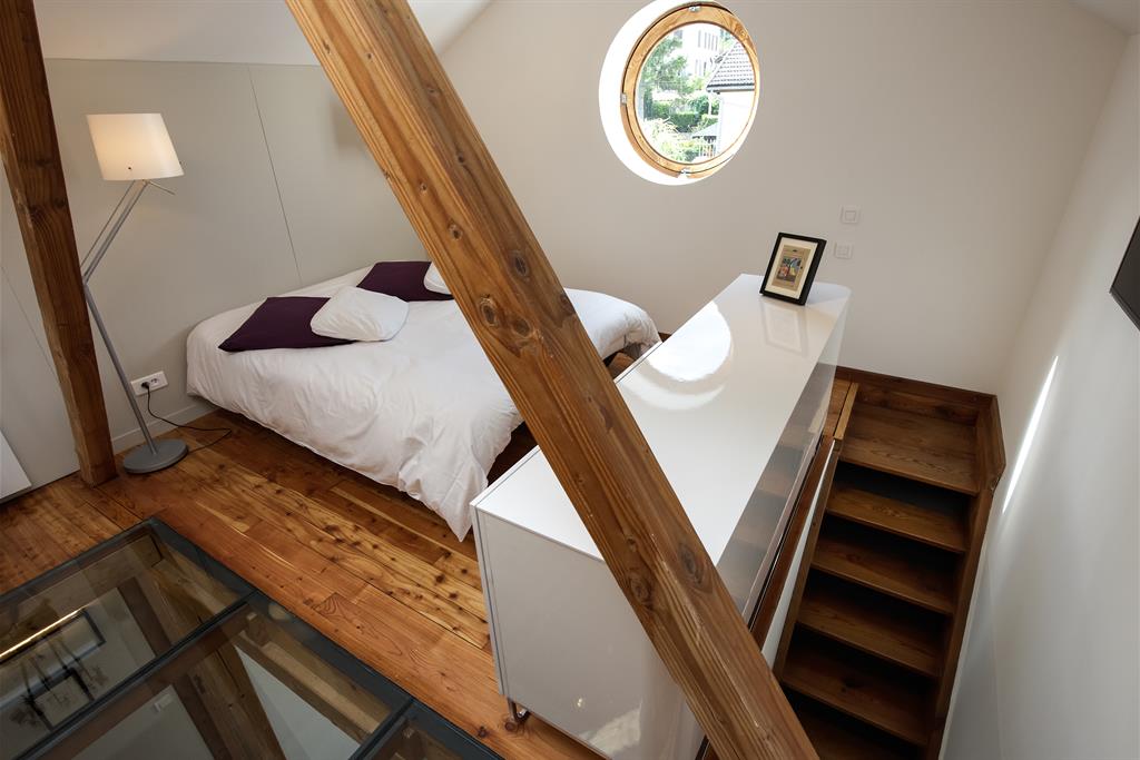 La chambre est accessible par un escalier