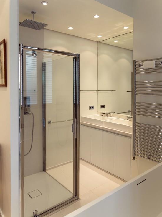 Salle de bain blanche avec douche et baignoire