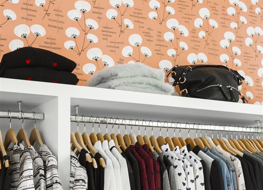 Étagère et penderie dans un magasin de prêt-à-porter