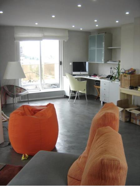 Pièce à vivre moderne avec bureau