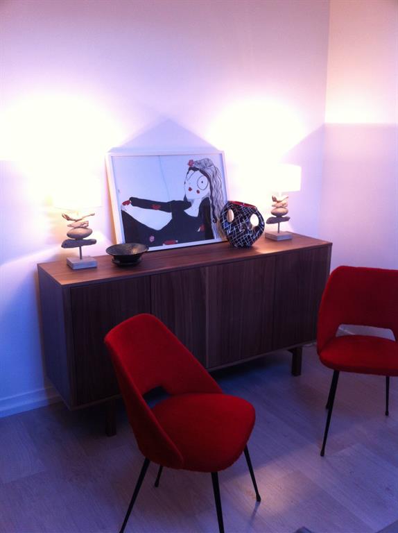 Mise en valeur du tableau et du mobilier grâce à deux lampes