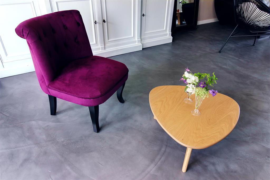 Petit salon avec fauteuil crapaud en velours violet