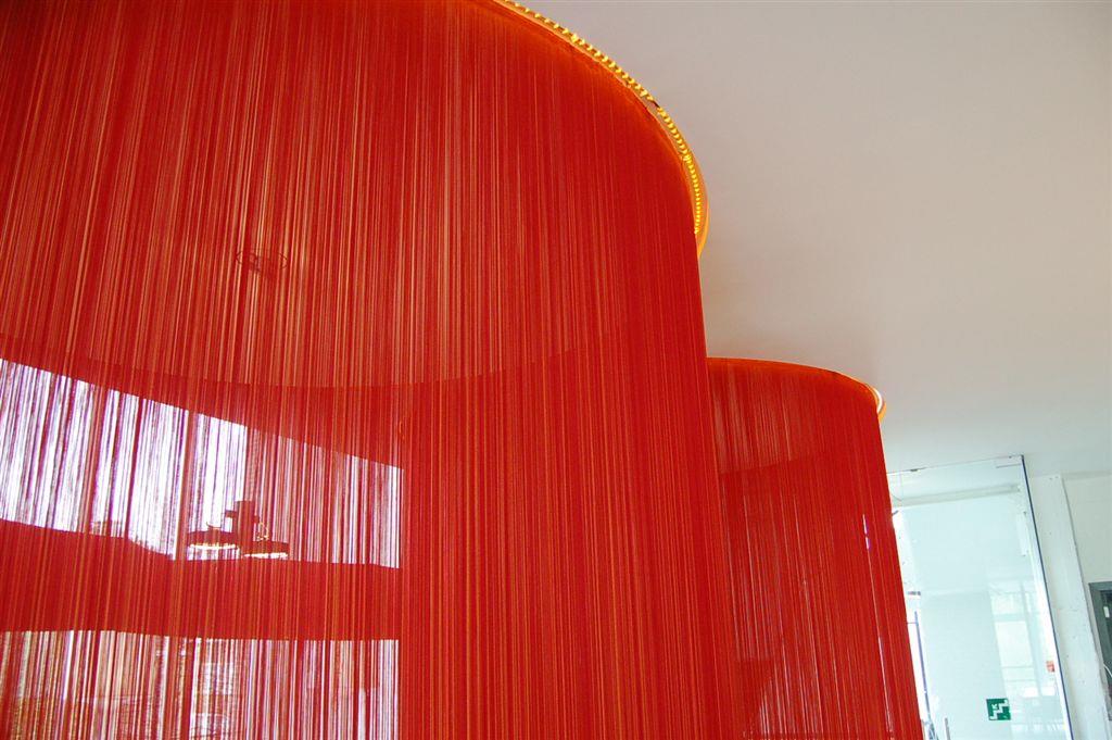 Rideaux de fils rouges