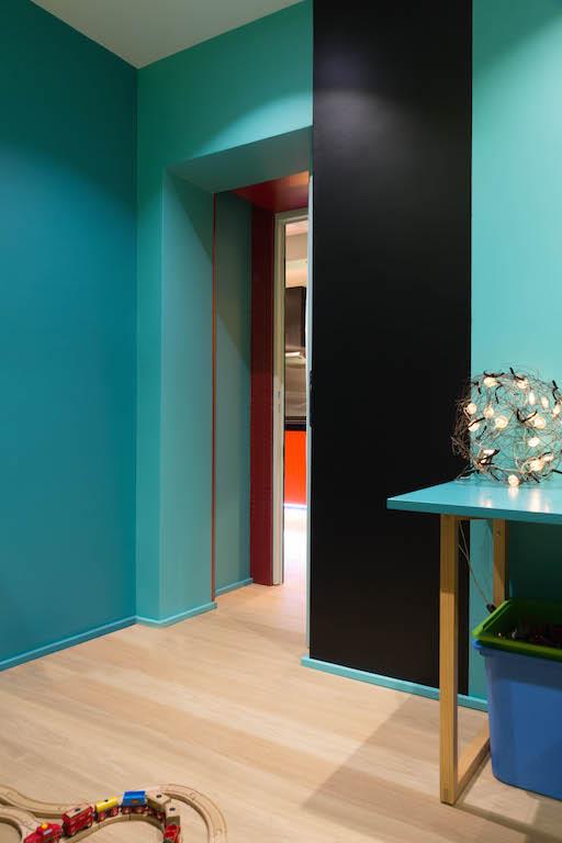 Chambre aux murs bleus