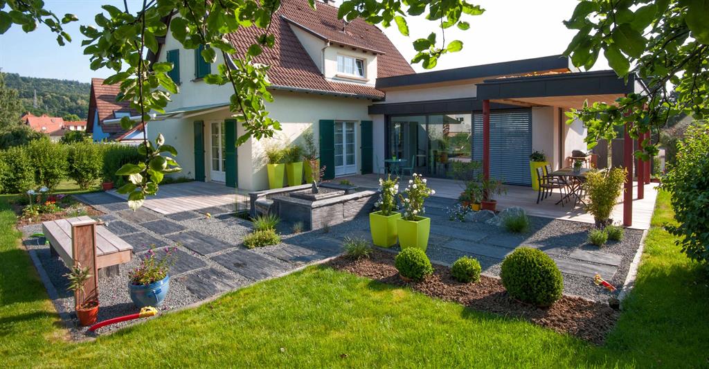 Maison moderne avec terrasse et pelouse