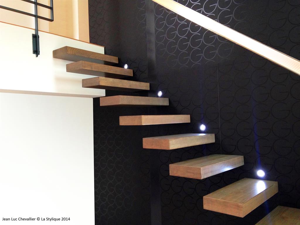 Cet escalier design flottant en bois est une création
