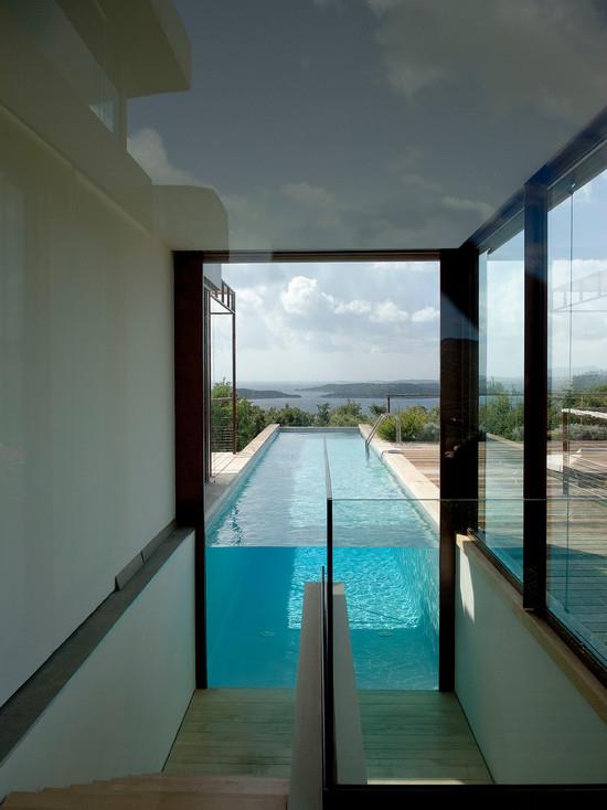 Piscine vitrée : vue de l'intérieur  