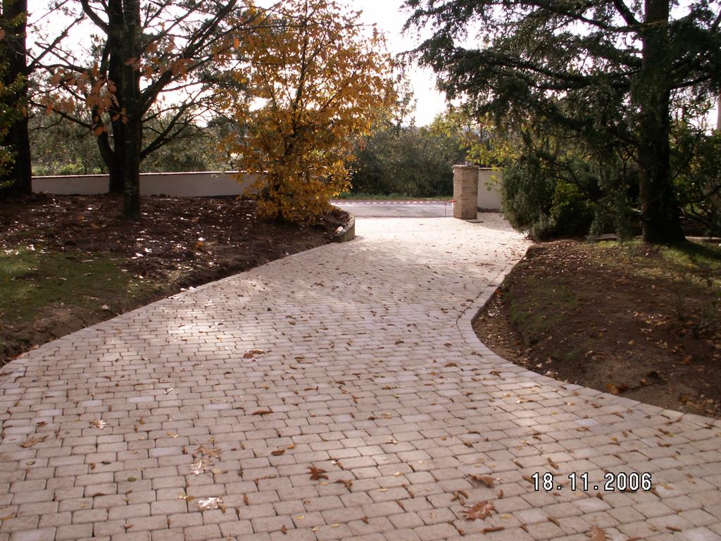 Allée en pavés blancs