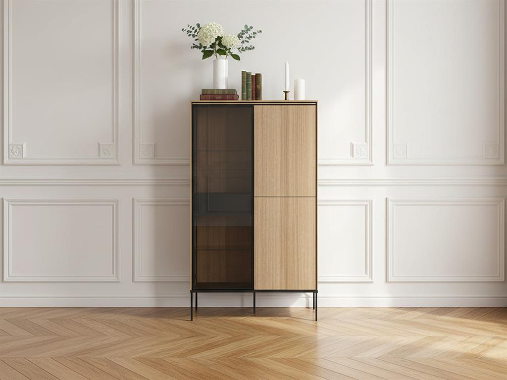Découvrez le meuble vitrine VERONA, une pièce au design industriel qui allie élégance et fonctionnalité. Avec son grand tiroir, il offre un espace de rangement généreux, parfait pour organiser vos ...