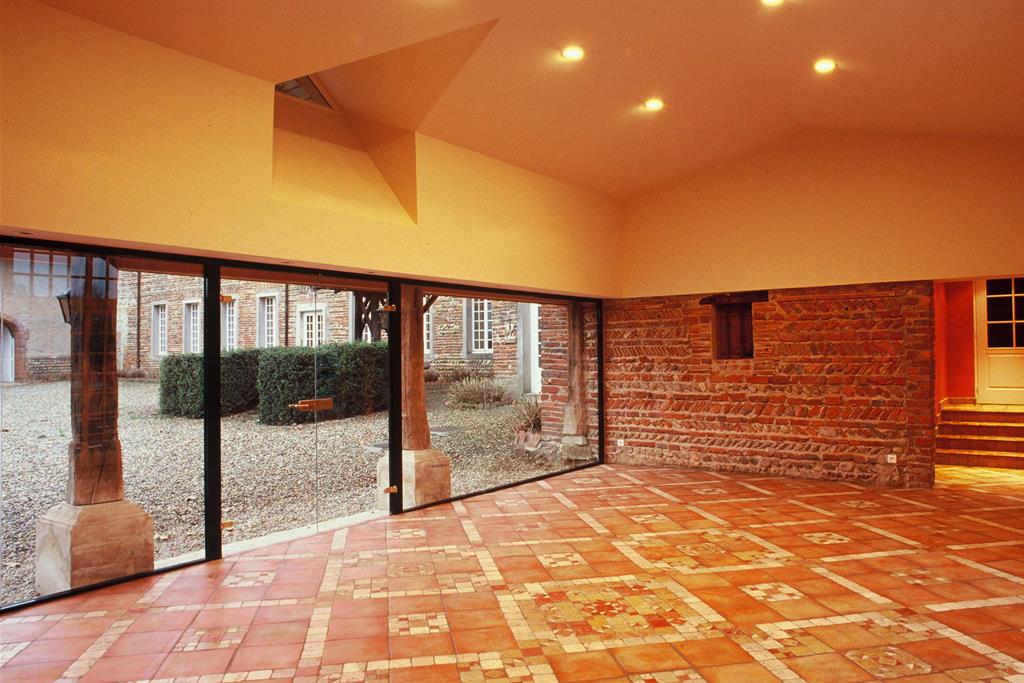 Salle de réception aménagée dans une ancienne remise