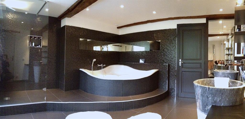 Salle de bain noire - domozoom.com