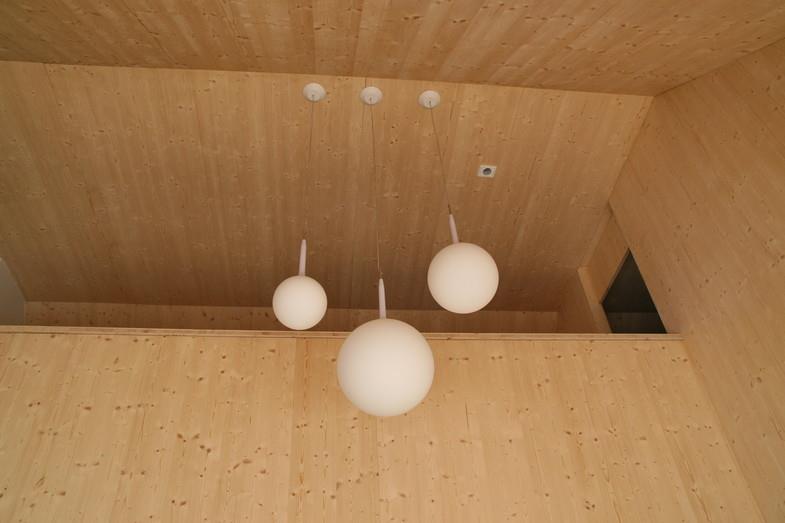 Luminaires sous forme de sphères blanches suspendues