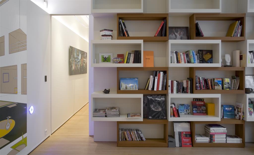 Bibliothèque sur mesure avec volumes géométriques blancs et bois