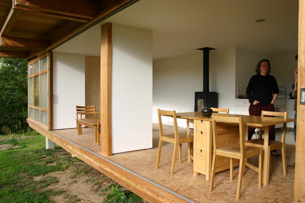 La cloison coulissante permet d'ouvrir la pièce complètement sur le jardin