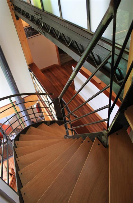 Escalier en acier, marches en bois. 