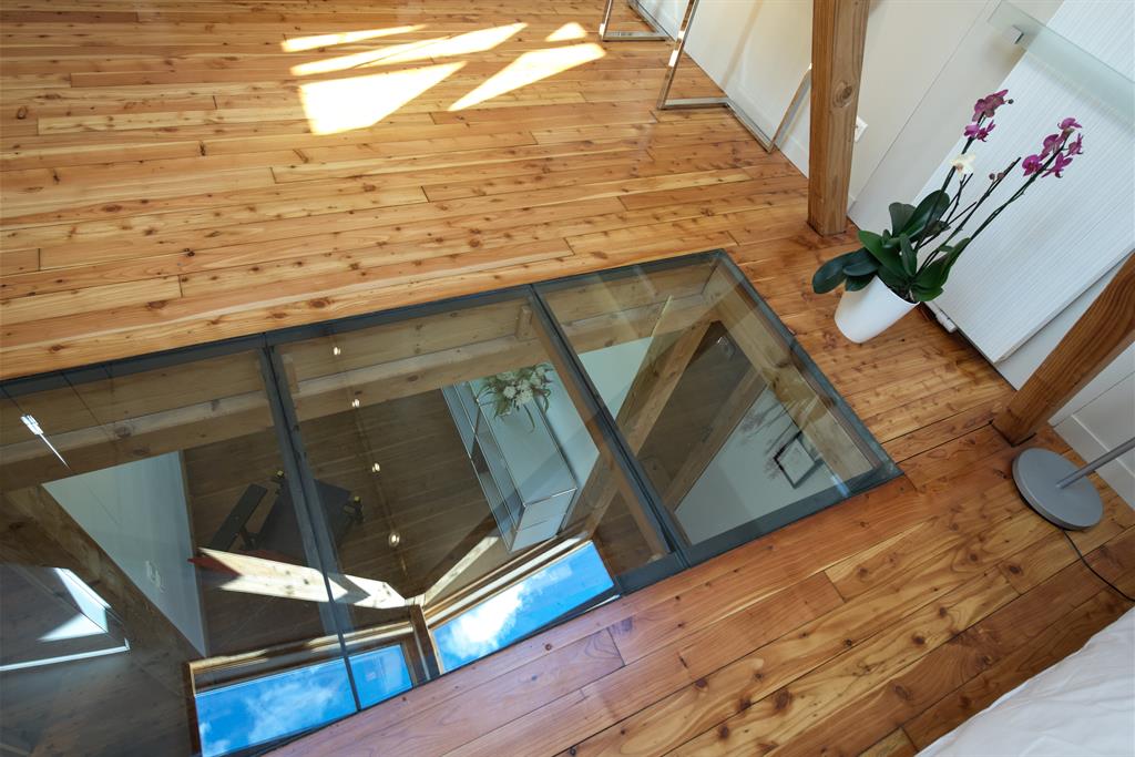 Le plancher de verre crée des perspectives vers l'étage inférieur