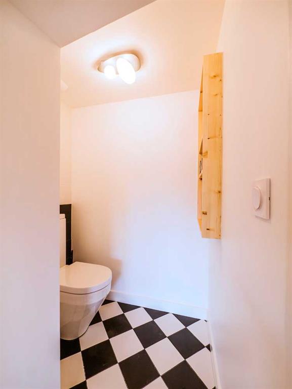 Sol de toilettes en damier noir et blanc