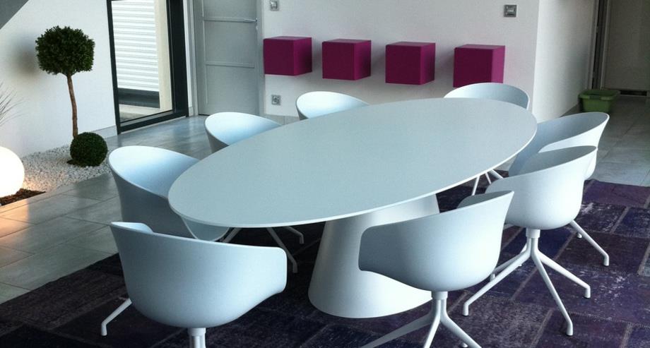 Zoom sur mobilier blanc monolithique  