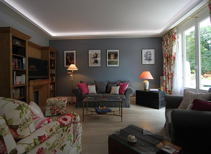 Salon avec plafond blanc et murs cendre