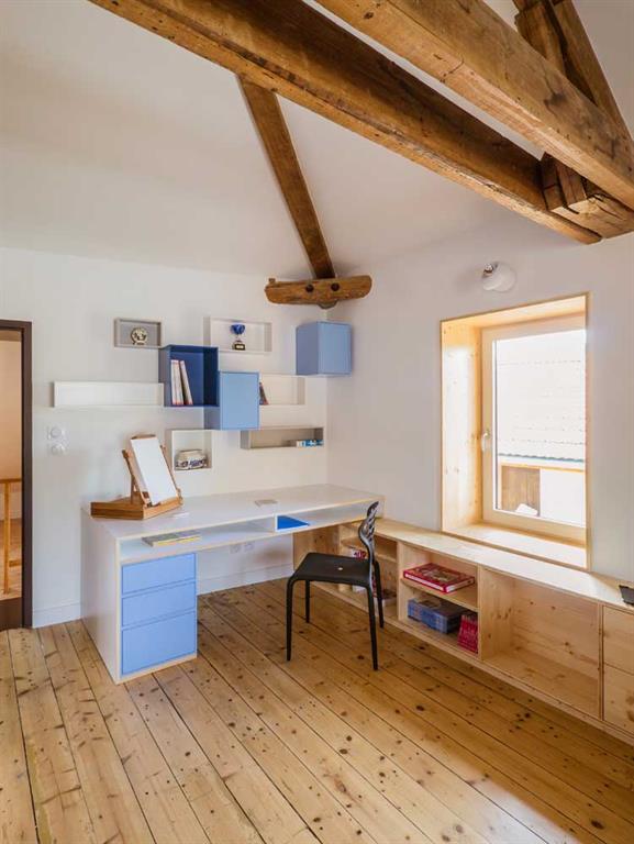 Bureau avec rangements muraux