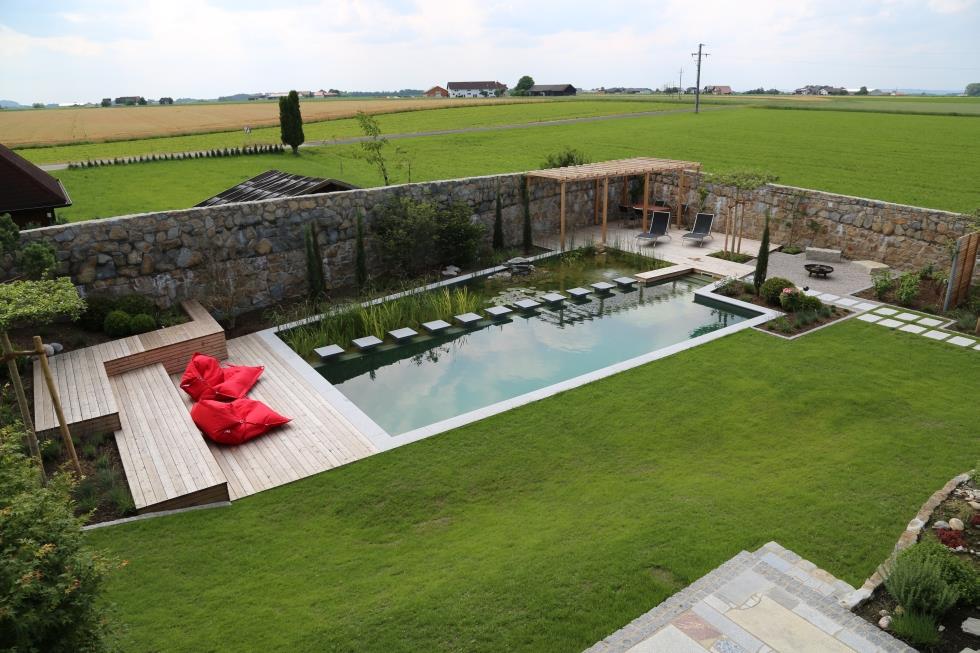 Terrasse de part et d'autre de la baignade écologique 