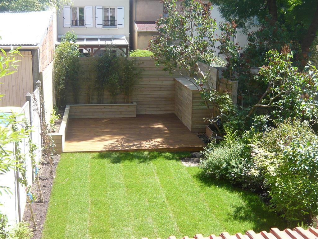 Ce petit jardin de ville offre deux terrasses et une partie engazonnée