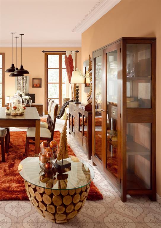 Salle à manger chaleureuse dans les tons orangés