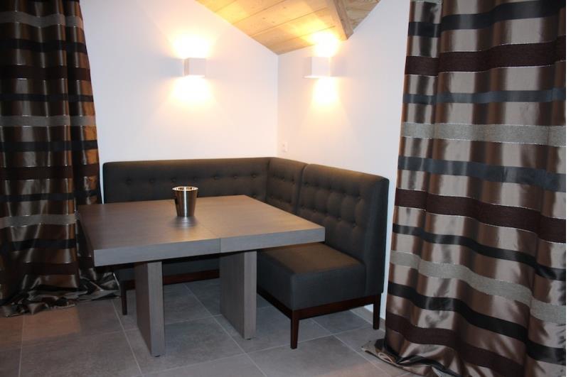 Salle à manger d'angle avec banquette 