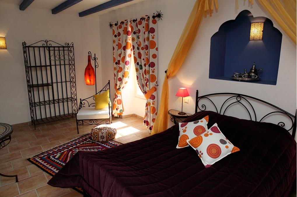 Chambre au charme oriental avec mobilier en fer forgé 