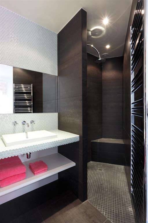 Douche italienne dans la salle de bain parents