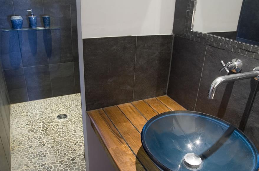 Modernité dans la salle de bain où les matériaux chauds et naturels
