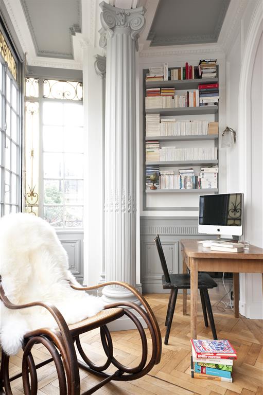 Mobilier de bureau moderne dans un intérieur à colonnades