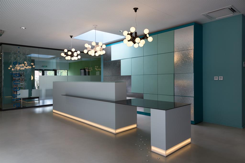 Accueil du cabinet médical aux couleurs camaïeu de bleu