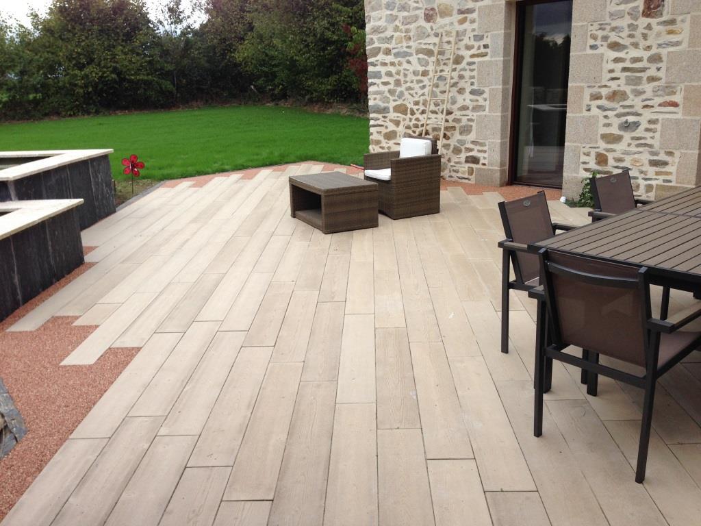 Les lames de terrasse Boibé sont en béton et imitent parfaitement le bois