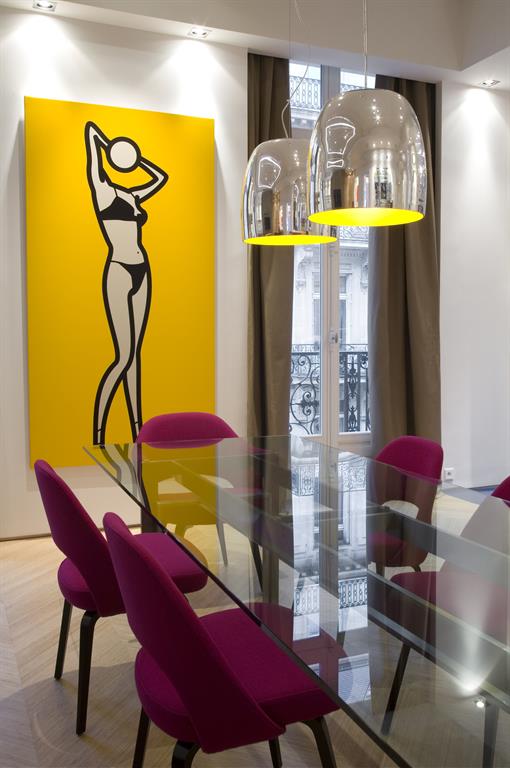Des pièces de mobilier contemporain originales côtoient des oeuvres d'art
