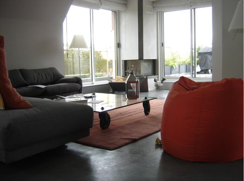 Salon moderne avec cheminée