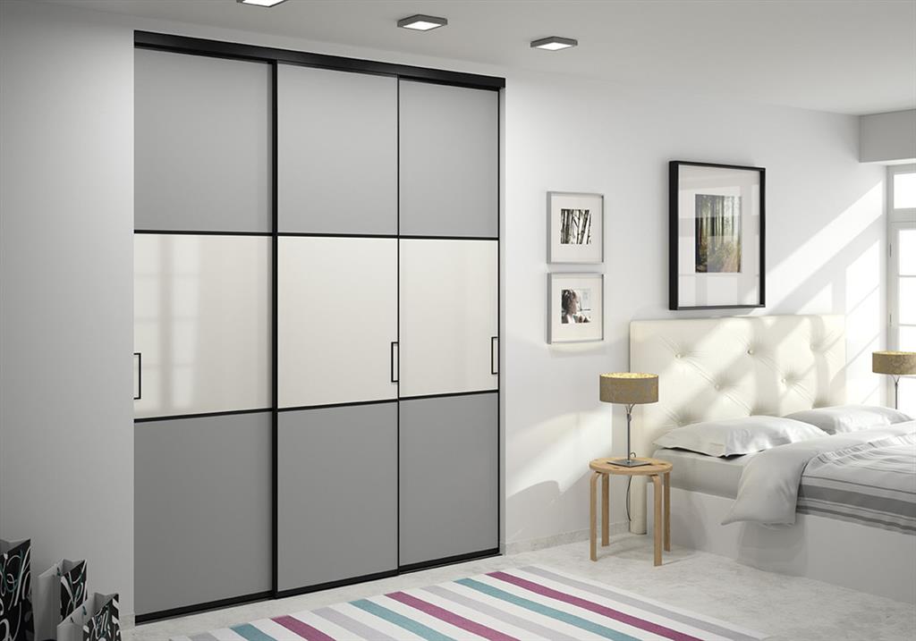 Portes de placard coulissantes sur-mesure. Ajustées au millimètre, elles sont prêtes à poser. 
Le modèle trio permet de personnalisé le décor.  