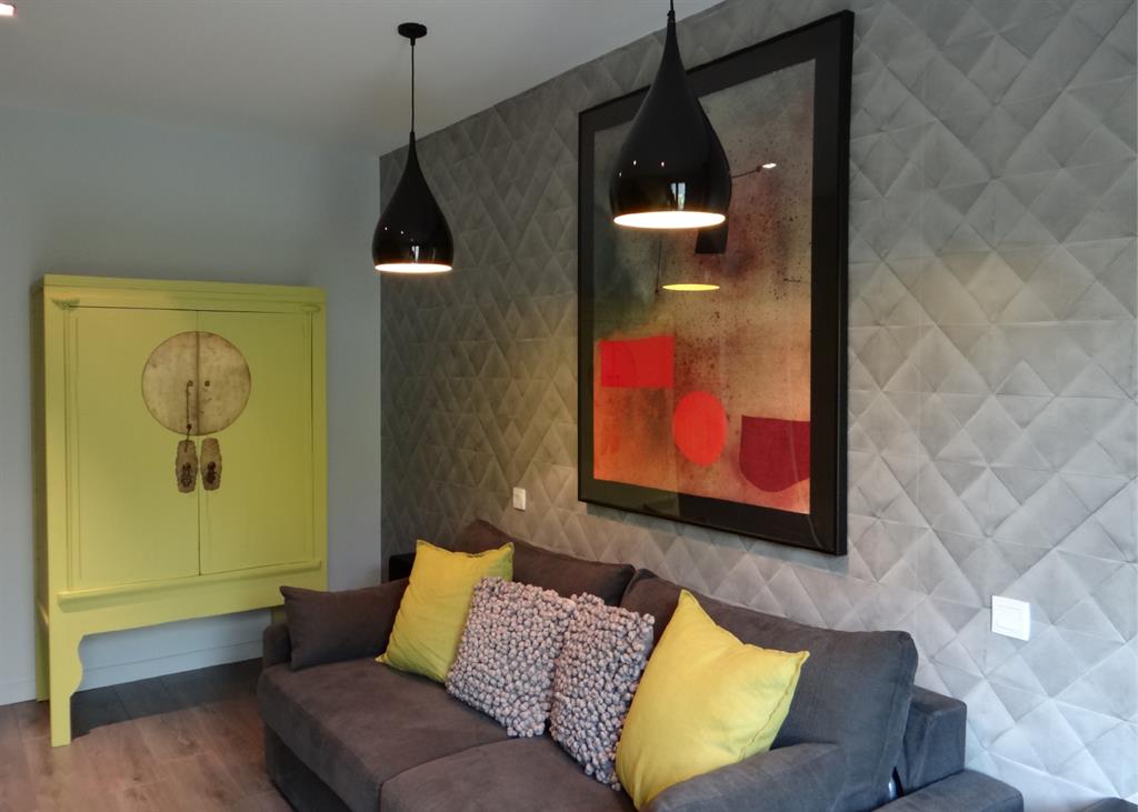 Chambre moderne avec lit BZ. Gris, orange, vert 