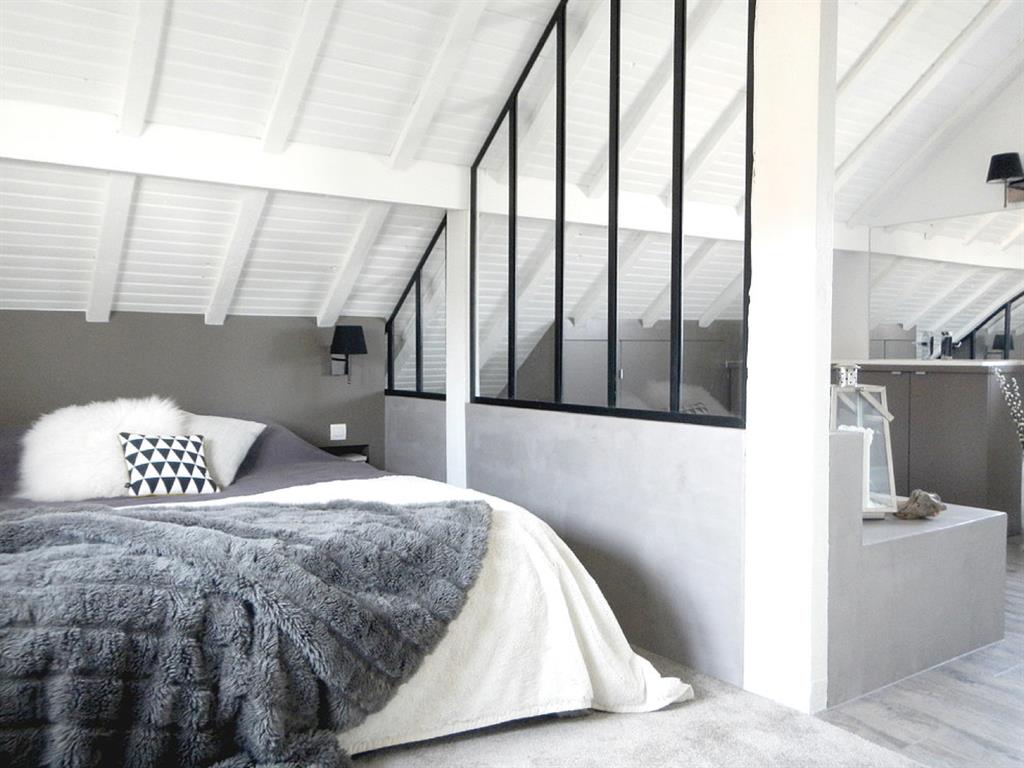 Chambre sous les toits, noire et blanche 