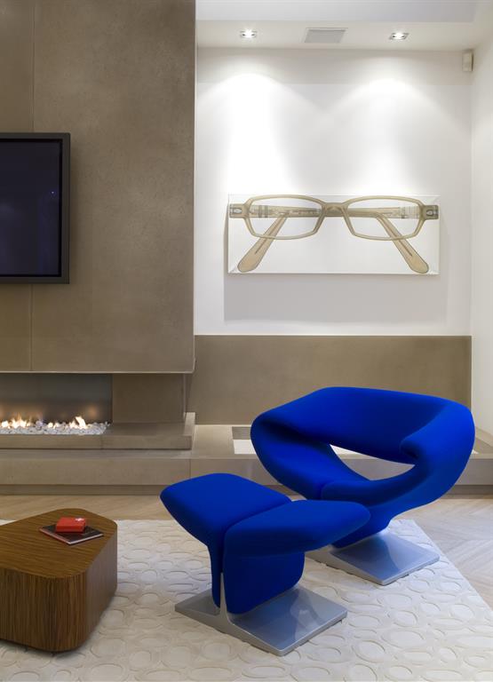 Partout les meubles design répondent aux oeuvres d'art