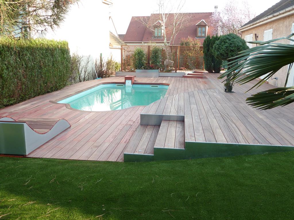 Terrasse en bois exotique avec piscine