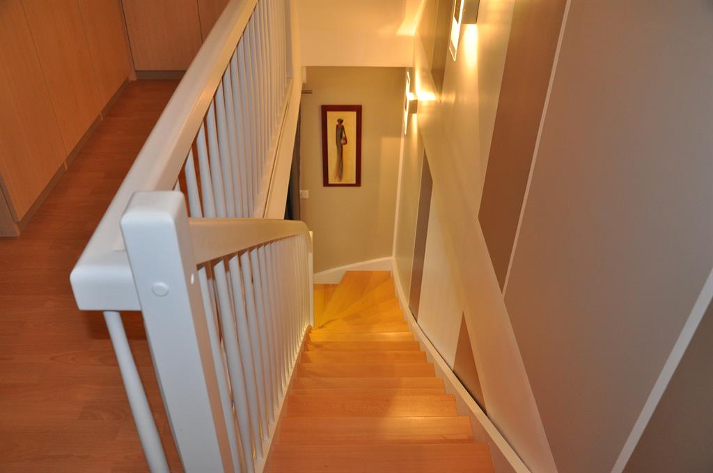 Escalier avec garde du corps en bois