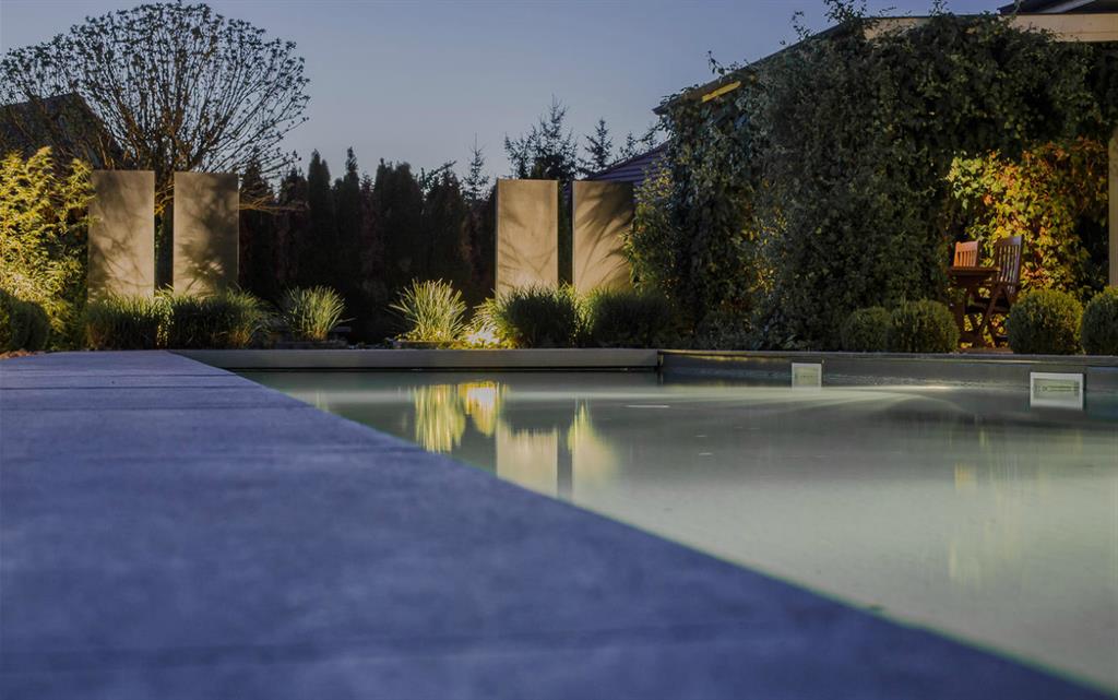Piscine dans le jardin avec éclairage tamisé