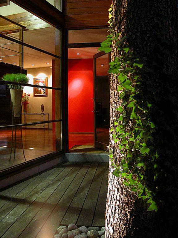 L'entrée à la façade de verre crée un continuum avec l'extérieur