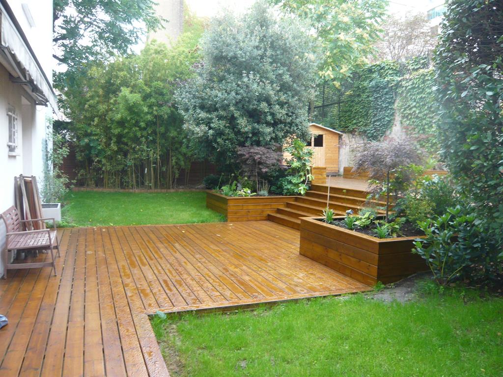 Terrasse en bois dans un jardin aménagé avec décroché