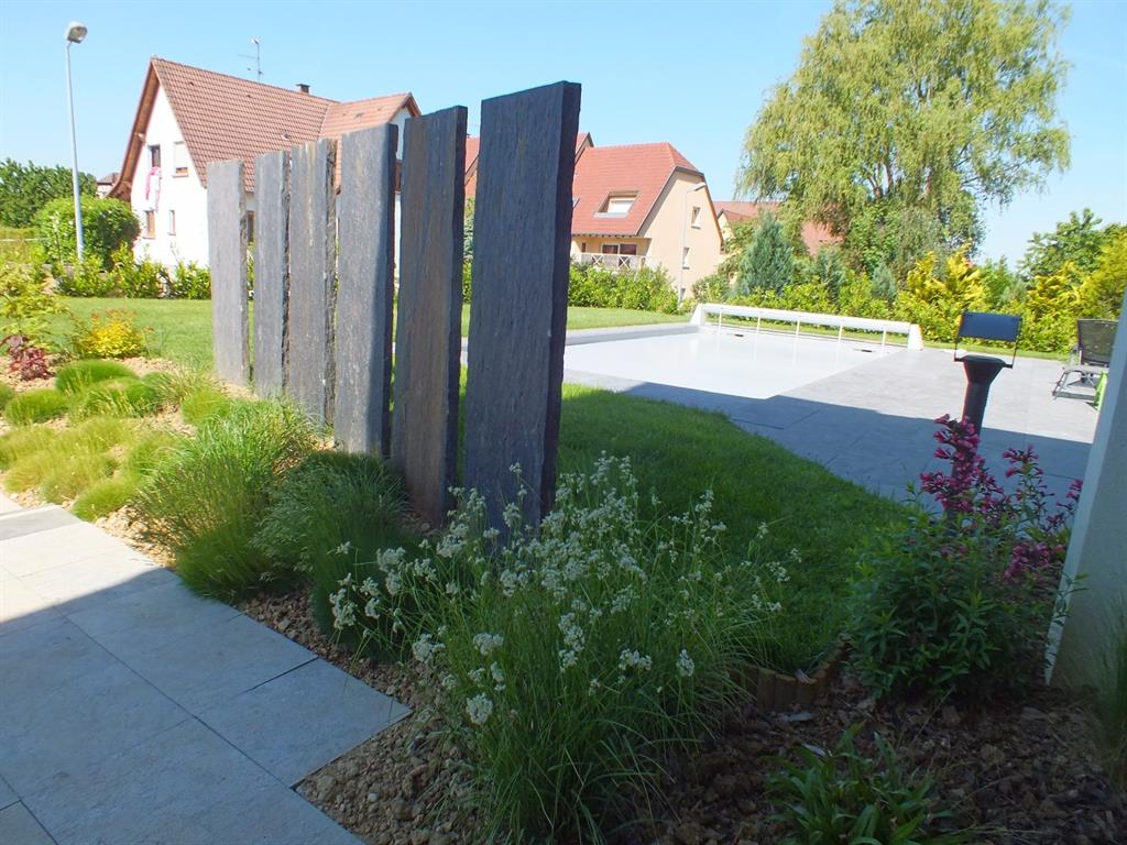 Jardins séparés par un brise vue