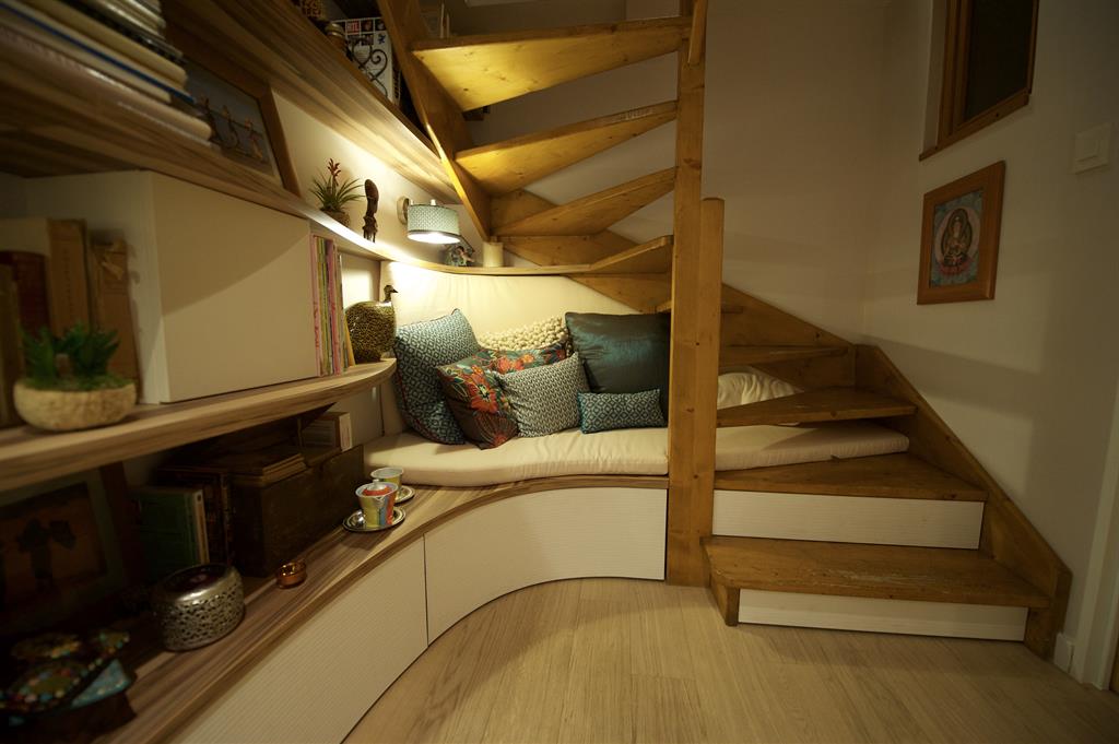 Banquette et aménagements sur mesure sous l'escalier