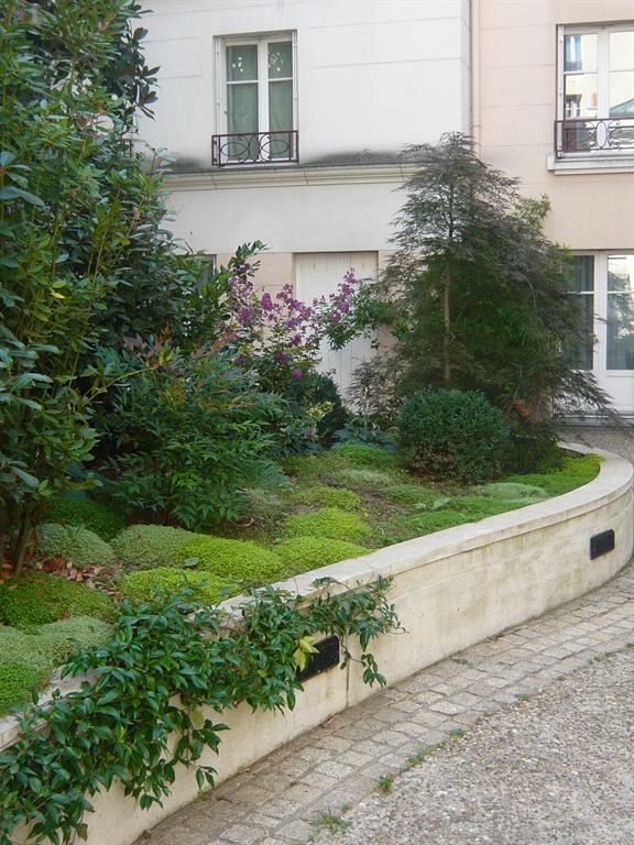 Massif de plantes et muret de soutènement